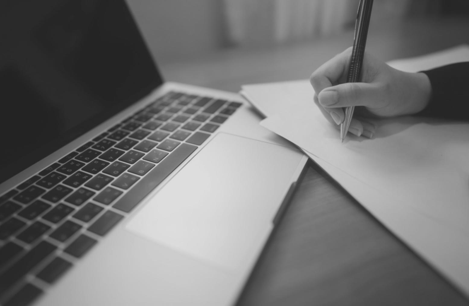 Estudiantes colaborando en proyecto financiero avanzado