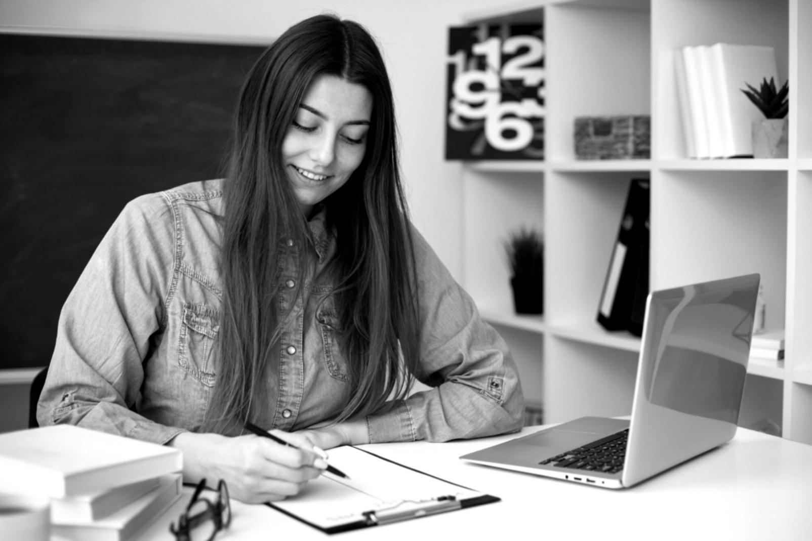 Empresarios analizando datos financieros en una reunión estratégica